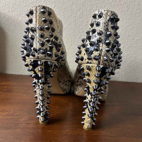 BCBGMAXAZRIA Booties Size 9 Daria Snakeskin Print Studded Heel Leather Womens - Picture 3 of 10
